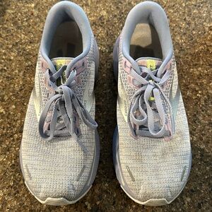 Lavendar Ghost Brooks size 8
